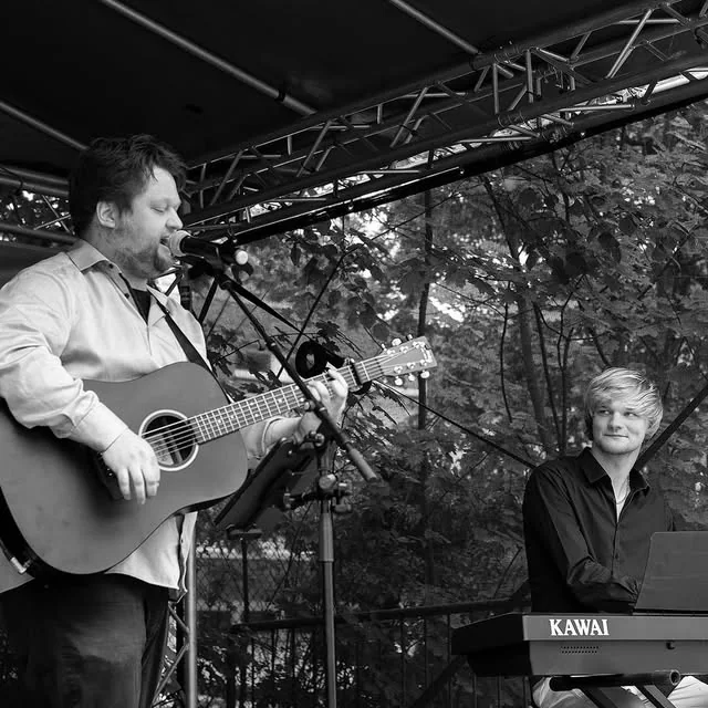 Hendrik Thiel spielt gemeinsam mit einem Mitmusiker